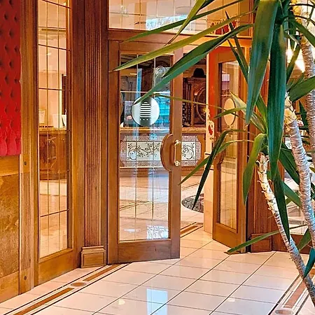 Ali - Palace Hotel